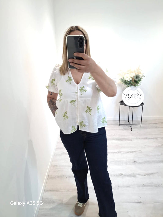 Blouse blanche et motifs vert
